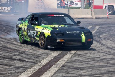 Cracow, Polonya - 18 Mayıs 2019: Drift araba Cracow Moto Show 5 baskısında eylem. Polonya. 