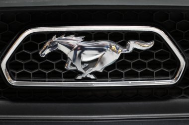  Cracow, Polonya - 18 Mayıs 2019: Cracow Polonya Moto Show'da görüntülenen araba Ford Mustang metalik logosu closeup. Katılımcılar otomotiv endüstrisinin en ilginç yönlerini sunarlar