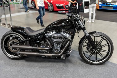  Cracow, Polonya-Mayıs 18, 2019: Harley Davidson motosiklet Krakow Moto Show 'da gösterilir. Polonya. Katılımcı otomotiv endüstrisinin en ilginç yönlerini sunlar