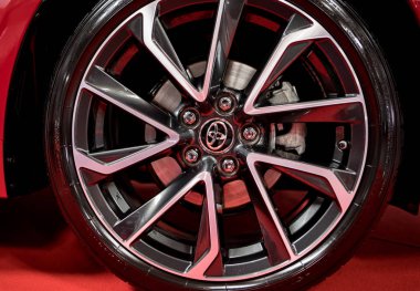  Cracow, Polonya - 18 Mayıs 2019: Toyota'nın tekerleği Cracow Polonya'daki Moto Show'da sergilendi. Katılımcılar otomotiv endüstrisinin en ilginç yönlerini sunarlar