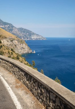 Amalfi Coast Positano ve Amalfi arasında dar ve dolambaçlı yolda. Campania, İtalya