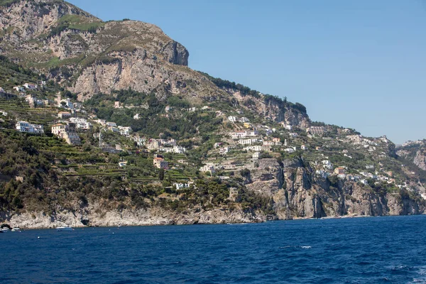 Amalfiの岩の多い海岸にある排他的なヴィラとアパート カンパニアだ イタリア — ストック写真