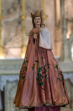 Saint Emilion, Fransa - 8 Eylül 2018: Saint Emilion, Fransa'daki Collegiale kilisesinde Kutsal Meryem ve Çocuk heykeli