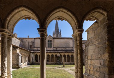 Saint Emilion, Fransa - 8 Eylül 2018: Saint Emilion, Fransa 'daki Collegiale Kilisesi' nde Ortaçağ Fransız Manastırı