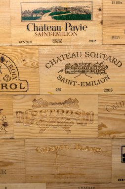 Saint Emilion, Fransa - 8 Eylül 2018: Saint-Emilion, Gironde, Fransa'da ahşap şarap kılıflarının sergilenmesi. St Emilion Bordeaux ve çok popüler turistik başlıca kırmızı şarap alanlarından biridir.