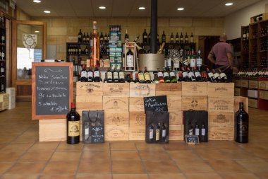 Saint Emilion, Fransa - 8 Eylül 2018: Saint Emilion, Fransa 'da bir şarap dükkanının içi. St Emilion, Bordeaux 'nun başlıca kırmızı şarap bölgelerinden biridir ve çok popüler bir turizm merkezidir..
