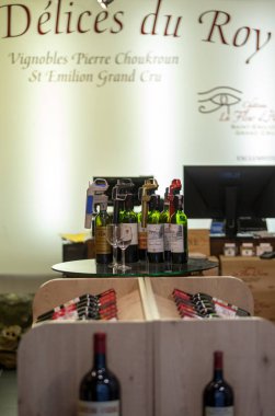 Saint Emilion, Fransa - 8 Eylül 2018: Saint Emilion, Fransa 'da bir şarap dükkanının içi. St Emilion, Bordeaux 'nun başlıca kırmızı şarap bölgelerinden biridir ve çok popüler bir turizm merkezidir..