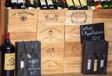 Saint Emilion, Fransa - 8 Eylül 2018: Saint Emilion, Fransa 'da bir şarap dükkanının içi. St Emilion, Bordeaux 'nun başlıca kırmızı şarap bölgelerinden biridir ve çok popüler bir turizm merkezidir..