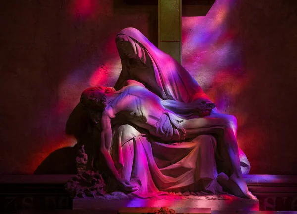Emilion Francja Września 2018 Pieta Odcieniach Fioletu Czerwieni Symboliczne Odniesienie — Zdjęcie stockowe