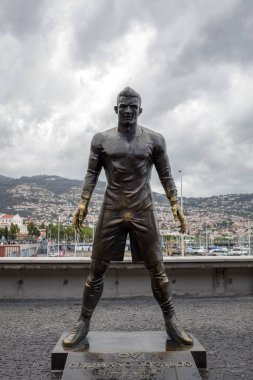 Funchal, Madeira, Portekiz - 22 Nisan 2018: Madeira 'daki Funchal 7 Müzesi' ne girmeden önce Staue Christiano Ronaldo. Portekiz