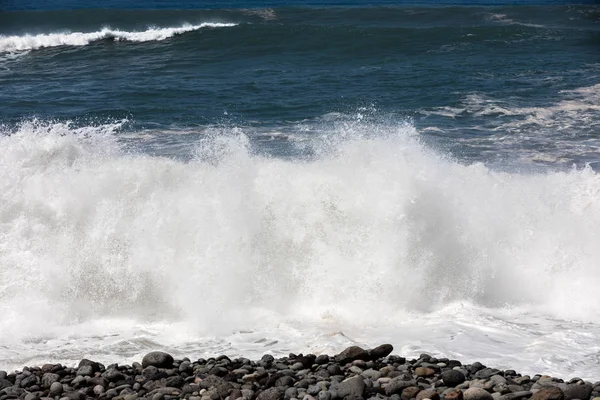 マデイラの北海岸にある岩の多いビーチ ポルトガル — ストック写真