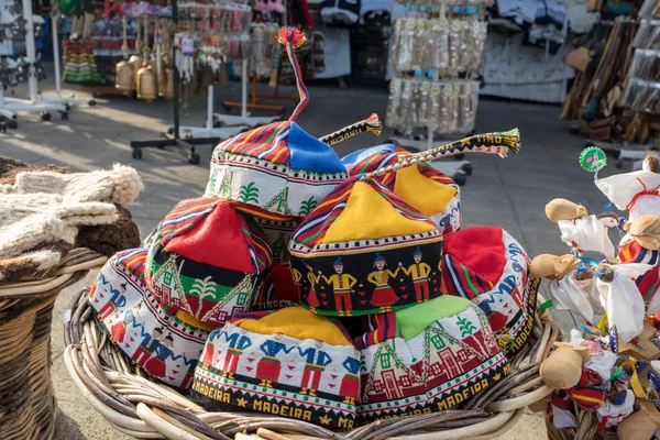 丰沙尔 马德拉 葡萄牙 2018年4月18日 来自马德拉的传统帽子在丰沙尔的一个街头摊位 马德拉 葡萄牙 — 图库照片