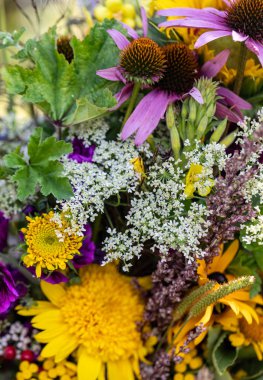 Yaz sembolü olan çiçek, otlar ve meyvelerin Çiçekbuketi