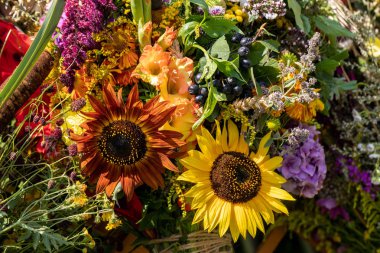 Yaz sembolü olan çiçek, otlar ve meyvelerin Çiçekbuketi