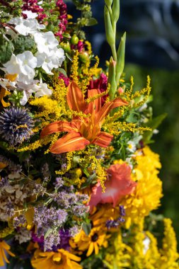 Yaz sembolü olan çiçek, otlar ve meyvelerin Çiçekbuketi