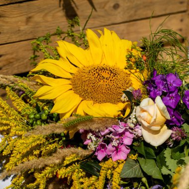 Yaz sembolü olan çiçek, otlar ve meyvelerin Çiçekbuketi