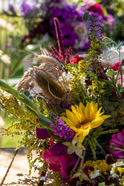 Florystyczny Bukiet Kwiatów Ziół Owoców Które Symbolem Lata — Zdjęcie stockowe