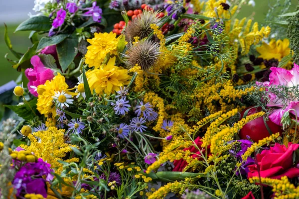 Florystyczny Bukiet Kwiatów Ziół Owoców Które Symbolem Lata — Zdjęcie stockowe