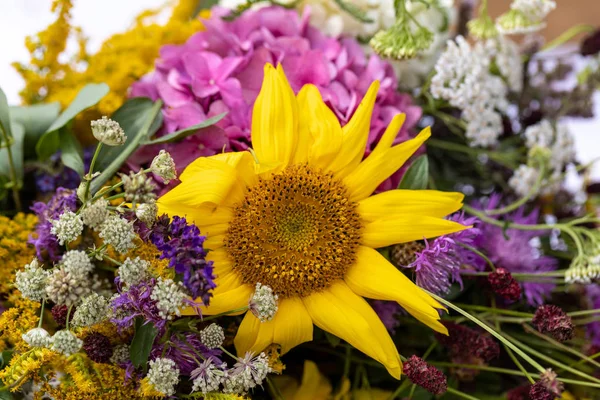 Florystyczny Bukiet Kwiatów Ziół Owoców Które Symbolem Lata — Zdjęcie stockowe