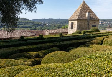 Dordogne, Fransa - 3 Eylül 2018: Jardins de Marqueyssac Fransa'nın Dordogne bölgedeki bahçelerde budama sanatı