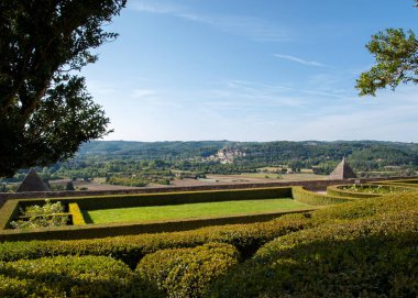 Dordogne, Fransa - 3 Eylül 2018: Jardins de Marqueyssac Fransa'nın Dordogne bölgedeki bahçelerde budama sanatı
