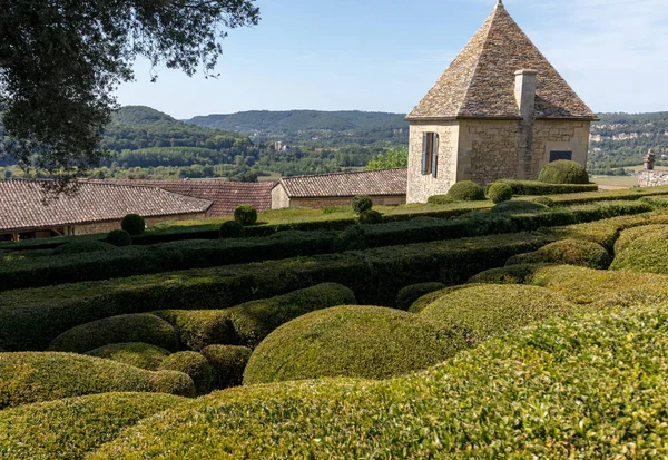 Dordogne, Fransa - 3 Eylül 2018: Jardins de Marqueyssac Fransa'nın Dordogne bölgedeki bahçelerde budama sanatı