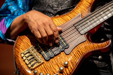 Caz Gitaristi Konser'de sahnede. Gitarın yakın çekim