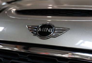  Cracow, Polonya - 18 Mayıs 2019: Cracow Polonya'daki Moto Show'da sergilenen otomobilin mini metalik logosu yakın çekim. Katılımcılar otomotiv endüstrisinin en ilginç yönlerini sunarlar