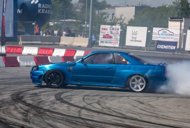Cracow, Polonya - 18 Mayıs 2019: Drift araba Cracow Moto Show 5 baskısında eylem. Polonya. 