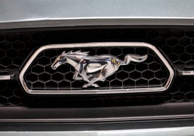  Cracow, Polonya - 18 Mayıs 2019: Cracow Polonya Moto Show'da görüntülenen araba Ford Mustang metalik logosu closeup. Katılımcılar otomotiv endüstrisinin en ilginç yönlerini sunarlar