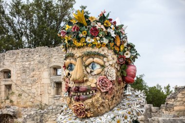 Les Baux, Fransa - 26 Haziran 2017: Philip Haas tarafından yaratılan ve İtalyan Rönesans sanatçısı Giuseppe Arcimbaldo'nun aynı başlıklara sahip bir dizi resimden esinlenen Bahar Four Seasons üç boyutlu yorumları başlıklı sanat eseri. 