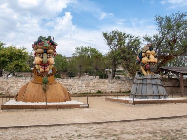 Les Baux, Fransa - 26 Haziran 2017: Belgili tanımlık artworks dört mevsim Philip Haas tarafından oluşturulan ve İtalyan Rönesans ressamı Giuseppe Arcimbaldo aynı başlıklar içeren bir dizi Resim Sergisi ile ilham üç boyutlu yorumlar vardır. Her sezon represe olduğunu