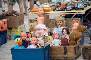 Cahors, Fransa - 15 Eylül 2018: Cahors, Fransa'da pazar günü. Cahors bit pazarında eski oyuncaklar ve bebekler