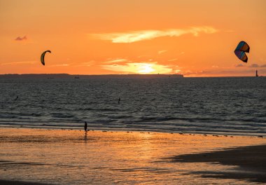 Saint-Malo, Fransa - 13 Eylül 2018: Saint Malo, Brittany, Fransa sahilinde günbatımı ve Kitesurfers