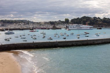 St. Malo, Fransa - 14 Eylül 2018: Saint-Malo, Brittany, Fransa limanına demirlemiş yatlar ve tekneler