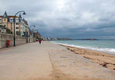 St. Malo, Fransa - 13 Eylül 2018: Saint Malo, Brittany, Fransa 'da deniz kenarında gezinen insanlar
