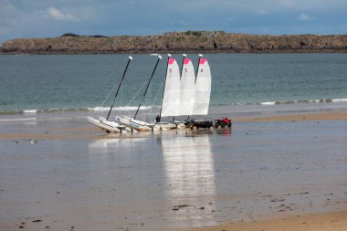 Saint Malo, Fransa - 14 Eylül 2018: Saint Malo sahilinde katamaranlar. Britanya, Fransa