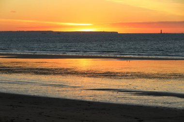 Saint Malo, Brittany, Fransa sahilinden gün batımı manzarası