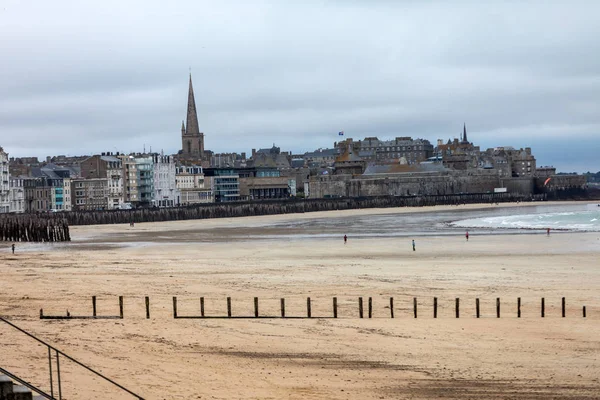 Utsikt Över Stranden Och Gamla Stan Saint Malo Bretagne Frankrike — Stockfoto