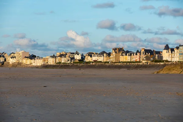 Malo Frankrike September 2018 Stranden Kvällssolen Och Byggnader Längs Strandpromenaden — Stockfoto