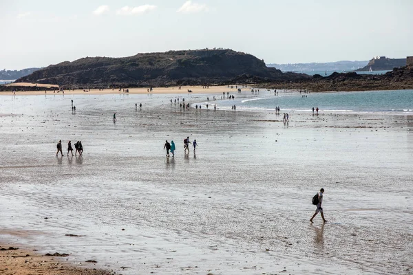 Malo Frankrike September 2018 Romantisk Promenad Människor Den Pittoreska Stranden — Stockfoto