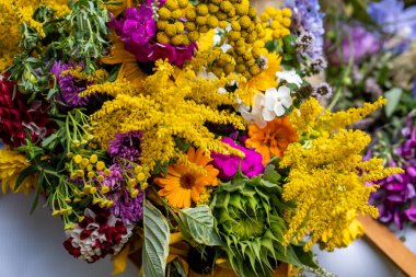 Yaz sembolü olan çiçek, otlar ve meyvelerin Çiçekbuketi