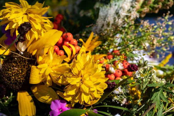 Yaz sembolü olan çiçek, otlar ve meyvelerin Çiçekbuketi