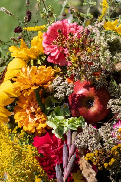 Florystyczny Bukiet Kwiatów Ziół Owoców Które Symbolem Lata — Zdjęcie stockowe