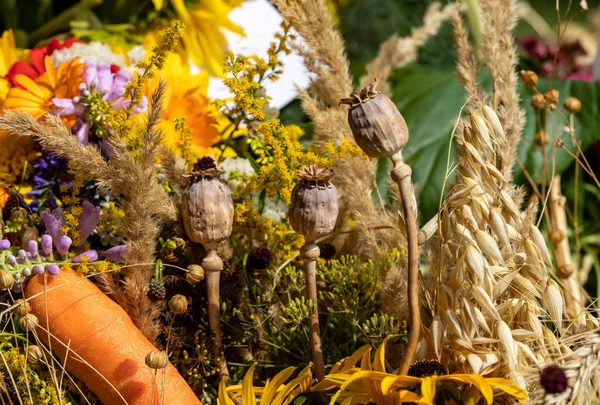 Bouquet Florístico Flores Ervas Frutas Que São Símbolo Verão — Fotografia de Stock