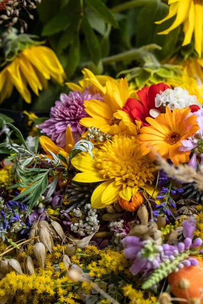 Florystyczny Bukiet Kwiatów Ziół Owoców Które Symbolem Lata — Zdjęcie stockowe