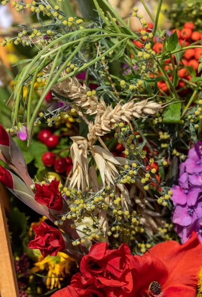 Yaz sembolü olan çiçek, otlar ve meyvelerin Çiçekbuketi