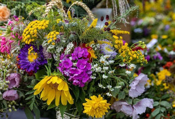 Yaz sembolü olan çiçek, otlar ve meyvelerin Çiçekbuketi