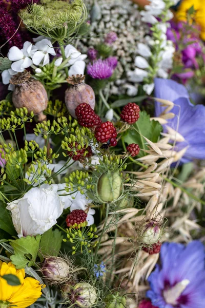 Florystyczny Bukiet Kwiatów Ziół Owoców Które Symbolem Lata — Zdjęcie stockowe