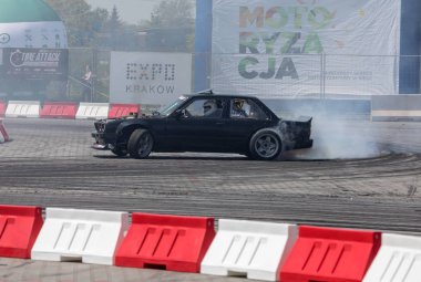 Cracow, Polonya - 18 Mayıs 2019: Drift araba Cracow Moto Show 5 baskısında eylem. Polonya. 